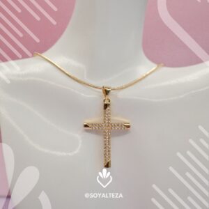 Cruz zirconia triángulos