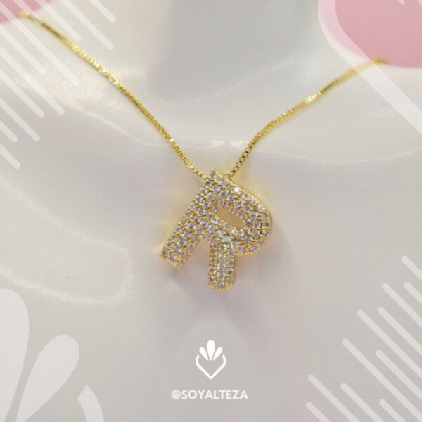 Collar letra R